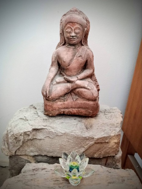 Buddha szobor ltusszal 20 cm magas