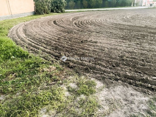 Bugyii 2439 nm-es telek elad�