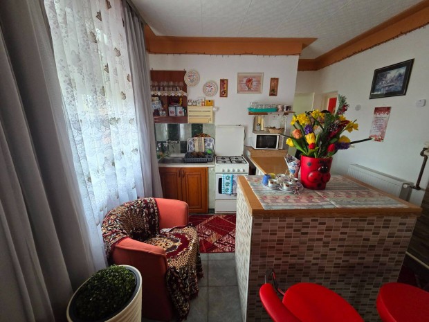 Buj kedvelt utc�j�ban csal�di h�z elad�!