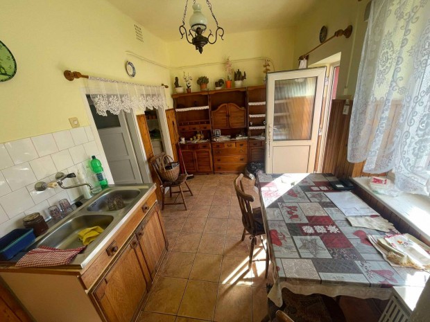 Buj k�zpontj�ban csal�di h�z elad�!