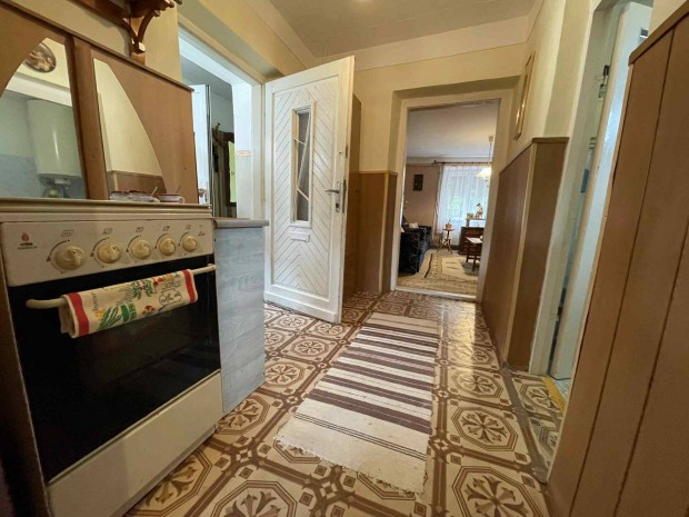 Buj k�zpontj�ban csal�di h�z elad�!