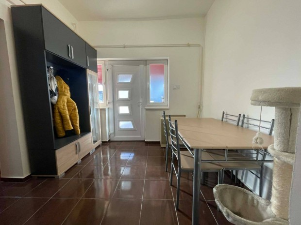 Buj k�zpontj�ban fel�j�tott csal�di h�z elad�!