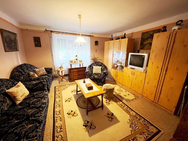 B�j k�zpontj�hoz k�zel hangulatos kis h�z nagy telekkel elad�