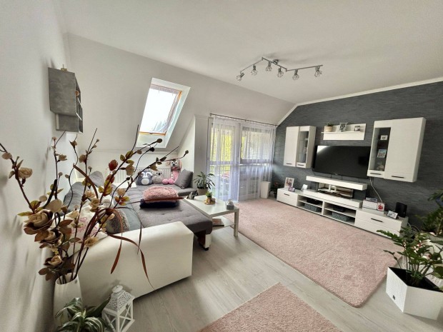 Bujtos Csendes �vezet�ben Nappali + 2 szob�s, erk�lyes lak�s elad�!