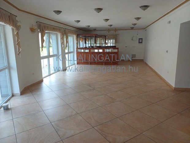 Bujtoson 100 nm-s �zlethelyis�g kiad�!