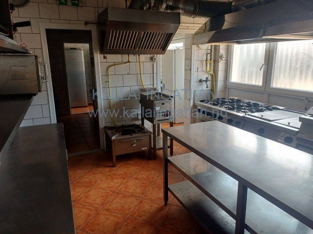 Bujtoson 60 nm-s konyha teljes berendez�ssel kiad�!