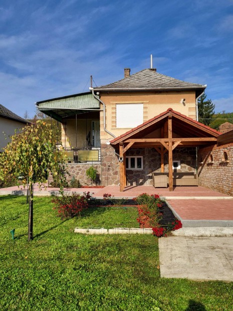 B�kksz�k elad� csal�di h�z