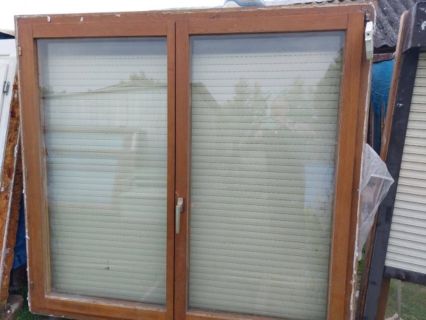 Bukó-nyíló kemény fa ablakok 2 réteg üveggel aluminium redőnnyel is el