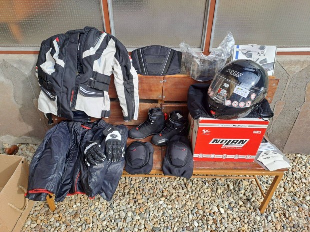 Buk� sisak,motoros ruha