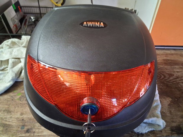 Buk�sisak tart� doboz