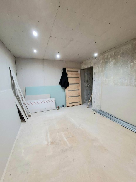 Bulg�rf�ld�n Lak�s Elad�!