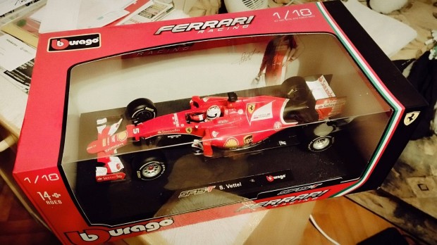 Burago Ferrari SF15T Vettel 1/18 elad