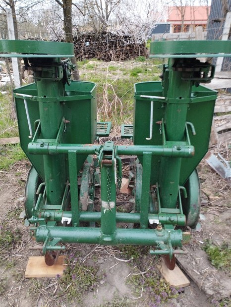 Burgonya vet�g�p t�lt� ek�vel