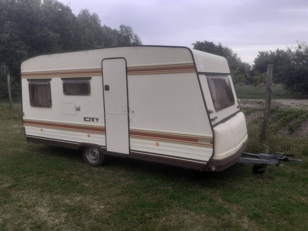 Brstner City lakkocsi 880 kg ssztmeg, frd/WC