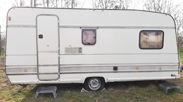 Bürstner Holiday lakókocsi 5.2m×2.4m lakrész telepítésre eladó