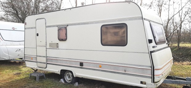 Bürstner Holiday lakókocsi 5.2m×2.4m lakrész telepítésre eladó