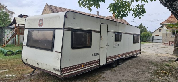 Brstner Lux lakkocsi 