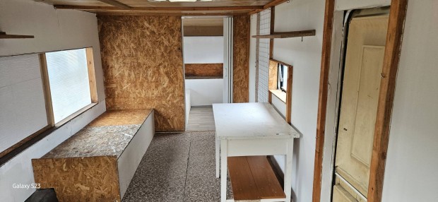 Brstner Lux lakkocsi 