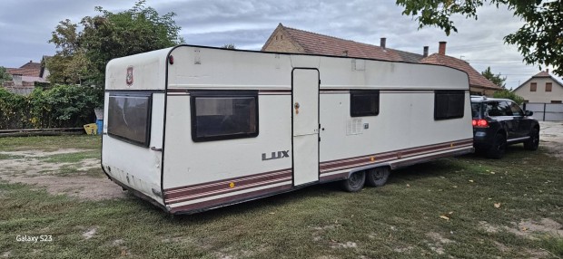 Brstner Lux lakkocsi 