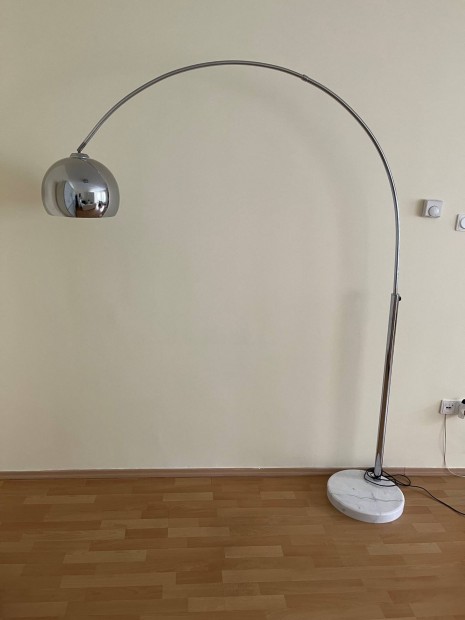 Butlers állólámpa márványtalppal