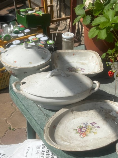 Butorok egyebek koltozes miatt eladok