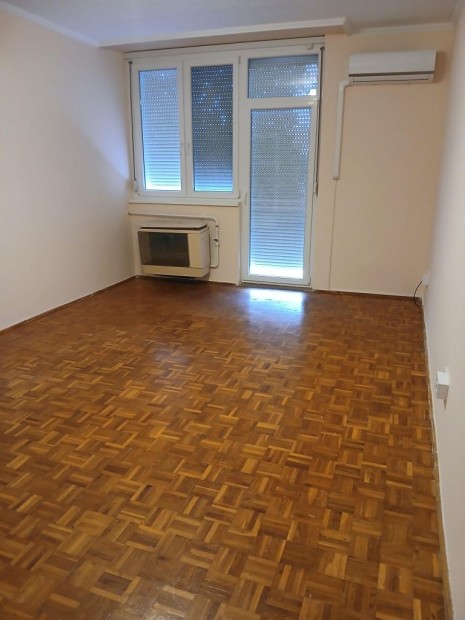 B�torozatlan 1,5 szob�s lak�s kiad�