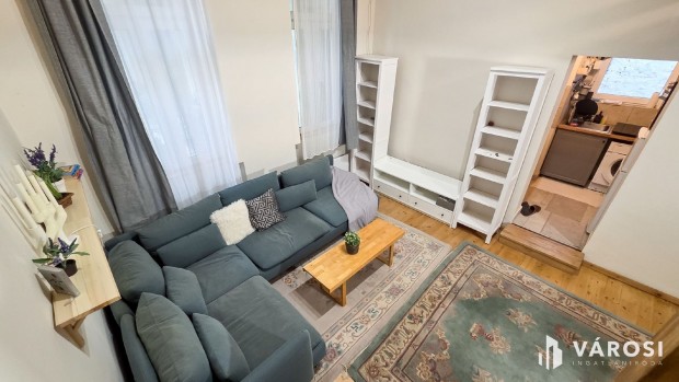 B�torozott, felszerelt gal�ri�s lak�s k�r�tt�l 1 utc�ra