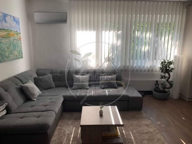 B�torozott, fel�j�tott lak�s Elad�