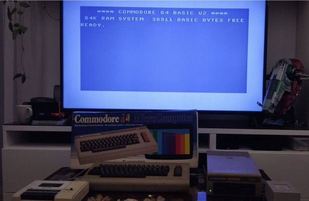 C64 floppyval, magnval, sok jtkkal, 4 joystickkal, knyvekkel