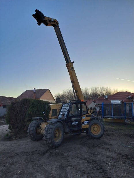 CAT TH330B Teleszkópos rakodó