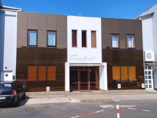 CÉGKÖZPONT ELADÓ! IRODA, BEMUTATÓTEREM + LAKÁS, PARKOLÓK, + 500 M2-ES