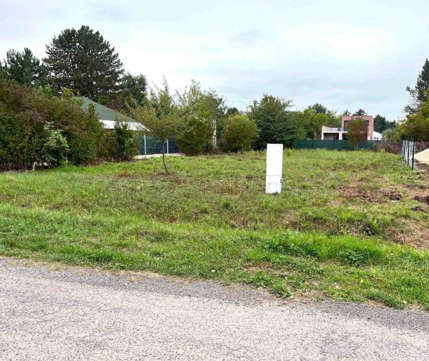 CSATORN�ZOTT �P�T�SI TELEK A BALATON K�ZEL�BEN SI�FOK-S�ST�N!