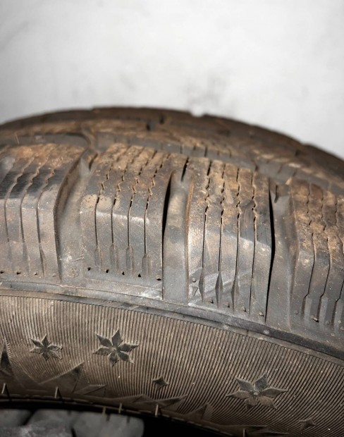 C t�li gumi Teheraut� hoz 215/70/15