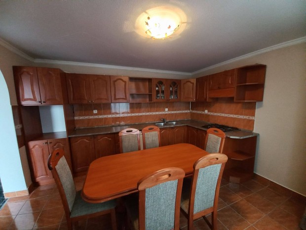 Calvados konyhab�tor + �tkez� asztal 6 sz�kkel + el�szobab�tor