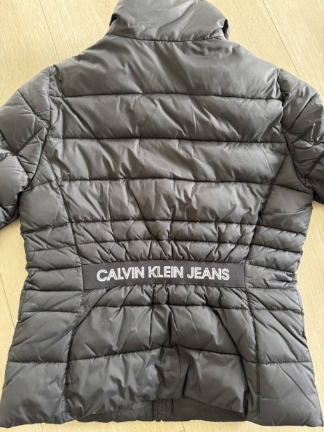 Calvin Klein S fekete, pufi tlikabt