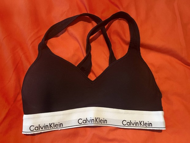 Calvin Klein ujszeru szivacsos sportmelltarto M