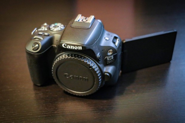 Canon 200D, kevés expo, újszerű állapot!
