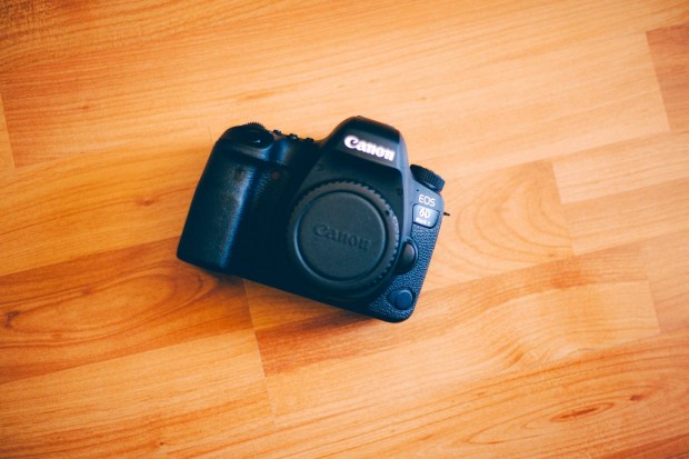 Canon 6D Mark II - gyakorlatilag új, 6200 expo -