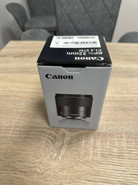 Canon EF-M 32mm f/1.4 STM objektv