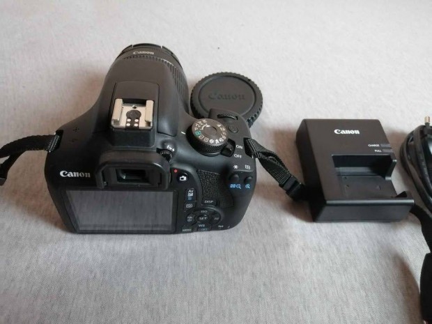 Canon EOS 2000D DSLR fényképezőgép váz + 18-55 mm kitobjektív újszerű