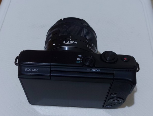 Canon EOS M10 digitális fényképezőgép.