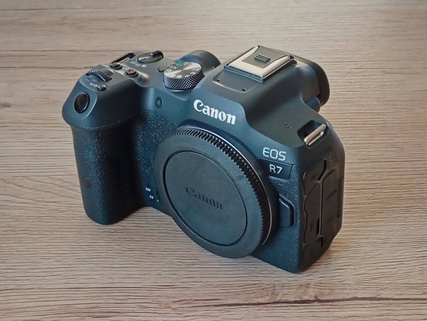 Canon EOS R7