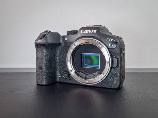 Canon EOS R7 vz kiegsztkkel