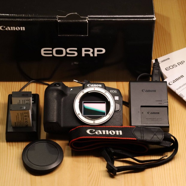 Canon EOS RP fullframe MILC vz 3 akkuval, 2 tltvel