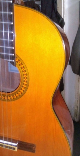 Caractére La Yamaha C 80 High Gloss Acoustique gitár