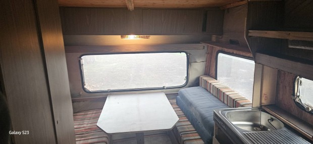 Caravan 400 lakkocsi 