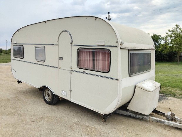 Caravan 500 Lakkocsi Teleptsre 