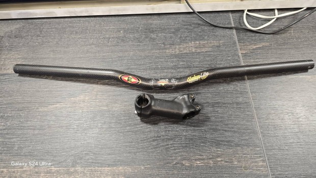 Carbon kormány 67 cm hossú és stucni.