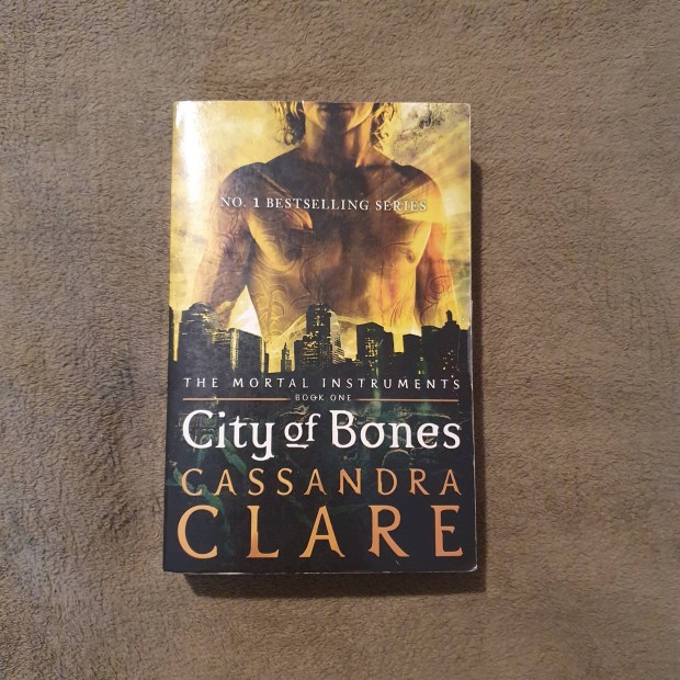 Cassandra Clare: The Mortal Instruments knyvek