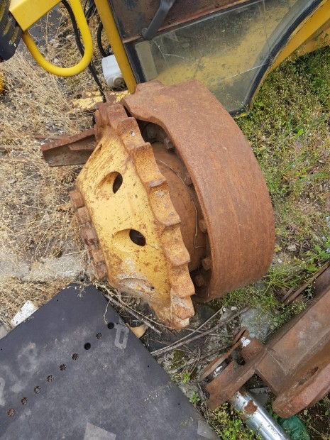 Caterpillar 215.darabokban.